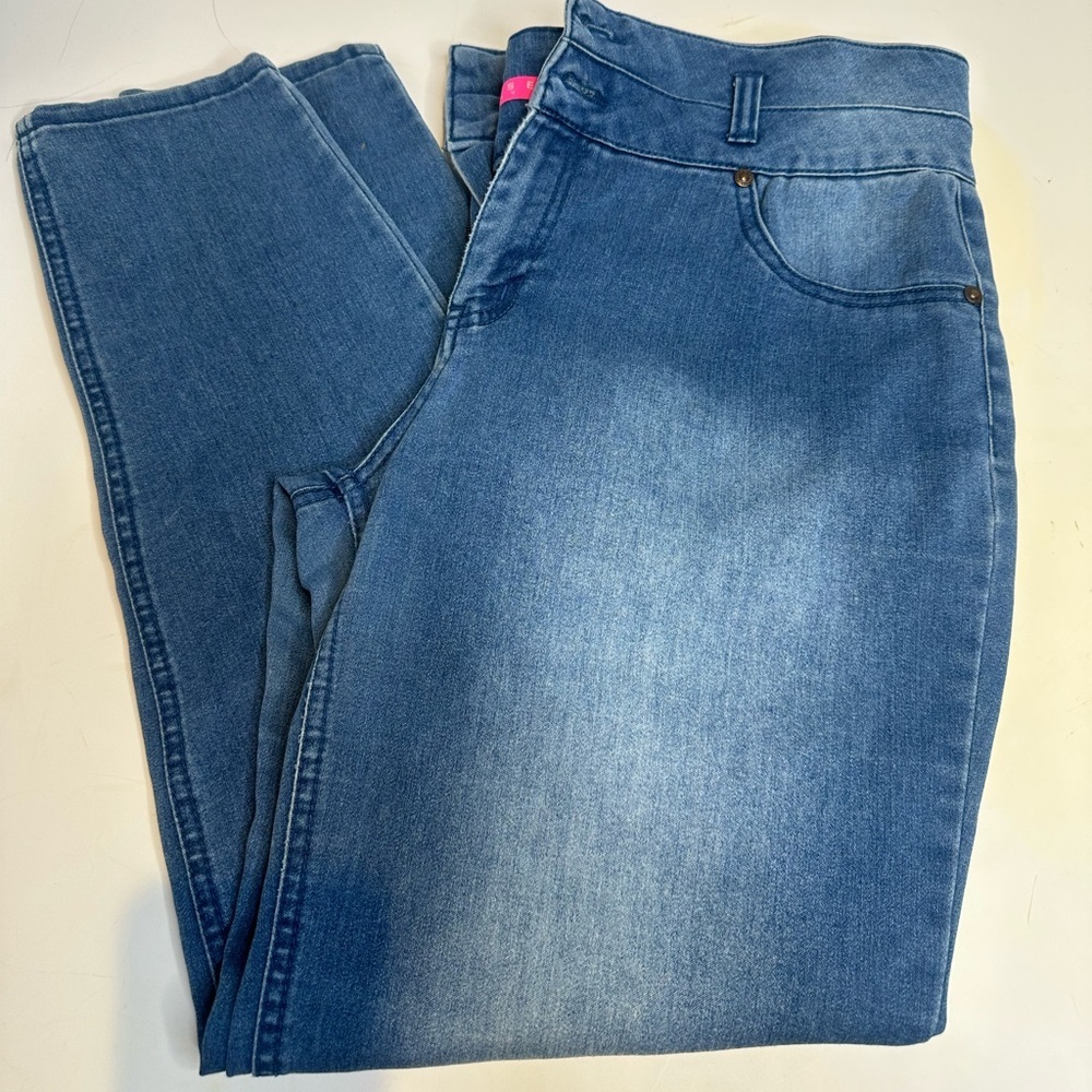 Jr size legging jeans 13 zipper and button in front, back pockets. super cute - Picture 2 of 9